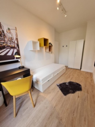 Ad image: Helles Zimmer mit großem Wohnzimmer und Garten