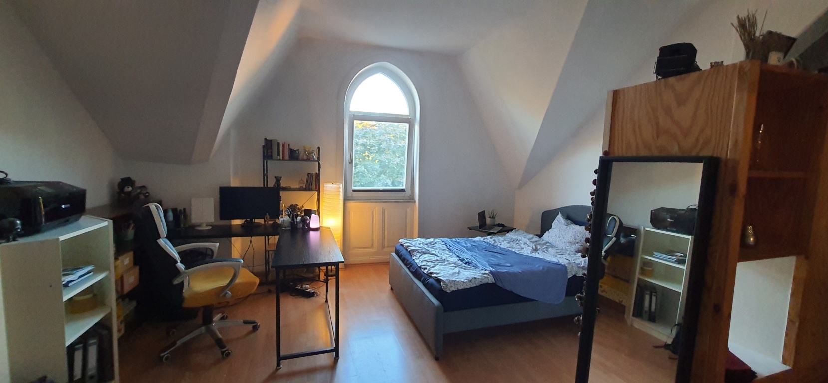 Schöne teilmöbl. 1-Zimmer-Wohnung im Altbau (Frauen)