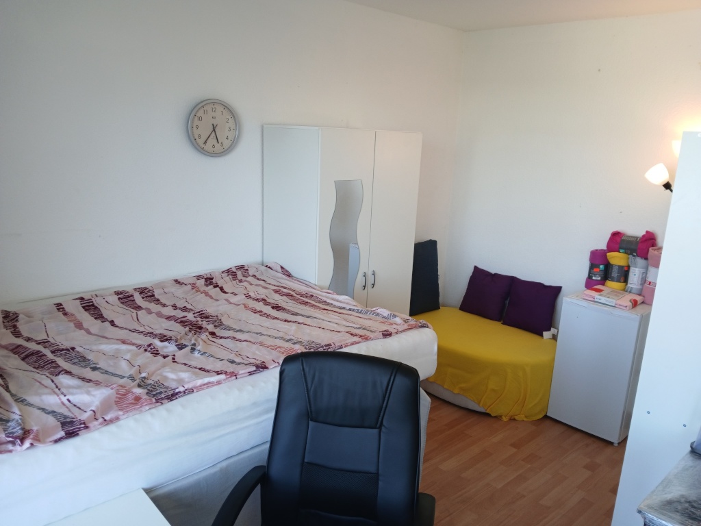 WG-Zimmer Innenstadt DIREKT NEBEN UNI, Weender Tor - XXL Bett in Komforthöhe