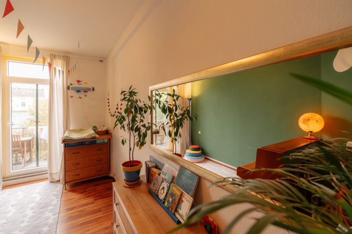 Wohnung Anger-Crottendorf Mierendorffstraße - Kinder-/Arbeitszimmer mit Kleiderstange und Kommoden