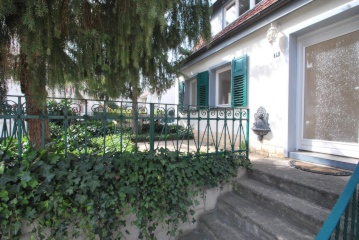 Charmante 2,5-Zimmer-Wohnung mit eigenem Hauseingang, Südterrasse und historischem Gewölbekeller im Herzen von Stuttgart-Möhringen