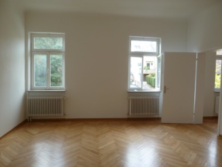 WG: nur Frauen; große, schöne Altbauwohnung