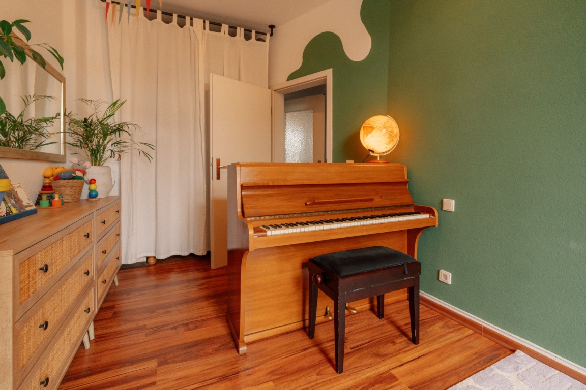 Wohnung Anger-Crottendorf Mierendorffstraße - Kinder-/Arbeitszimmer mit Kleiderstange und Kommoden