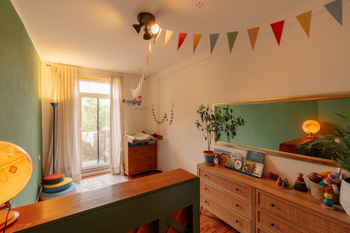 Wohnung Anger-Crottendorf Mierendorffstraße - Kinder-/Arbeitszimmer mit Kleiderstange und Kommoden
