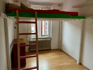 Ad image: Zentrales Zimmer mit blauer Tür in kreativer Studierenden WG