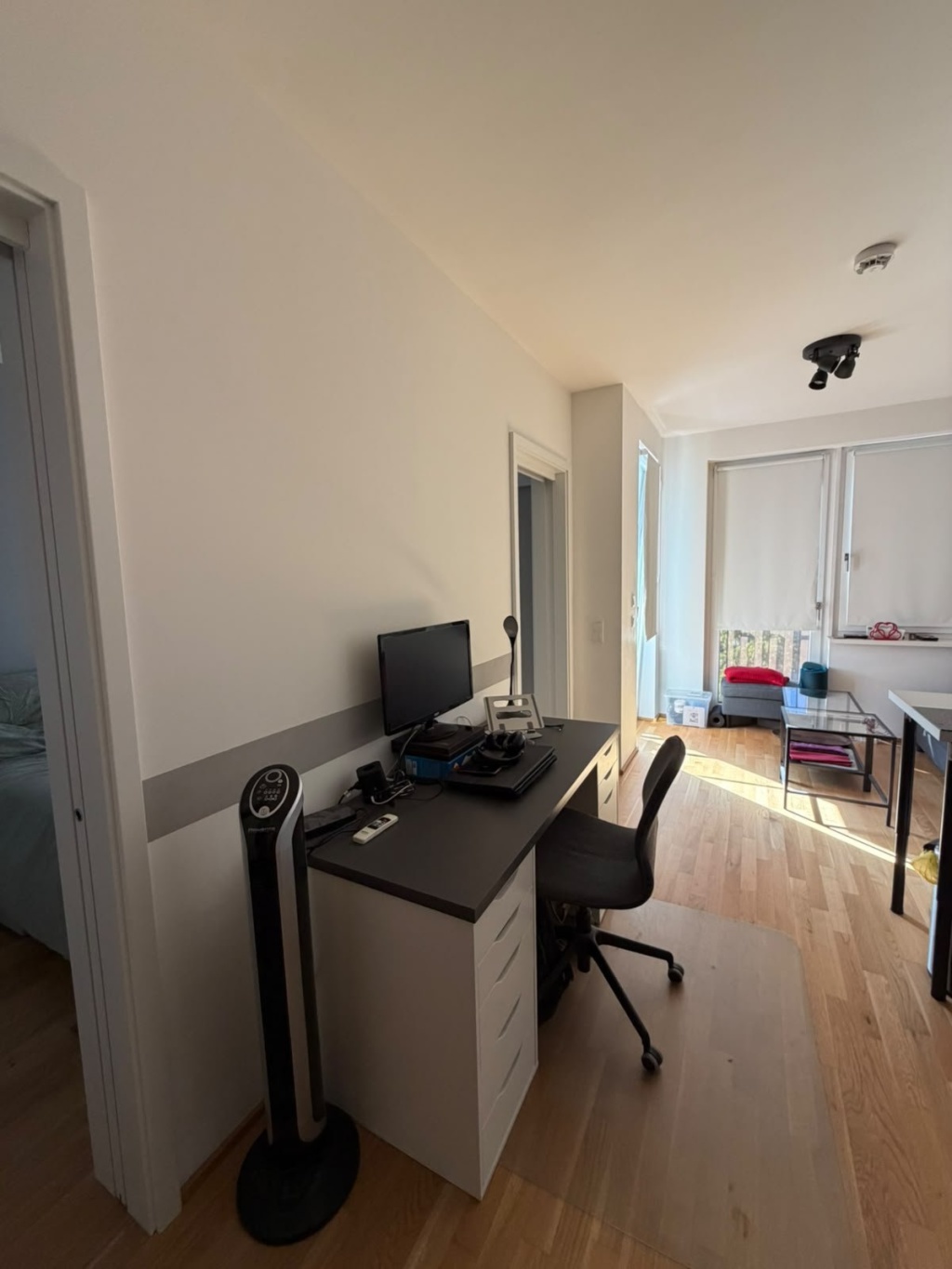 Wohnung Schöneberg Gotenstraße - Arbeitsplatz im Wohnraum; Schreibtisch und Stuhl können übernommen werden