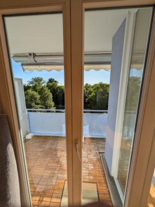 2-Zimmer ​helles Partial Apartment Sublet mit Balkon