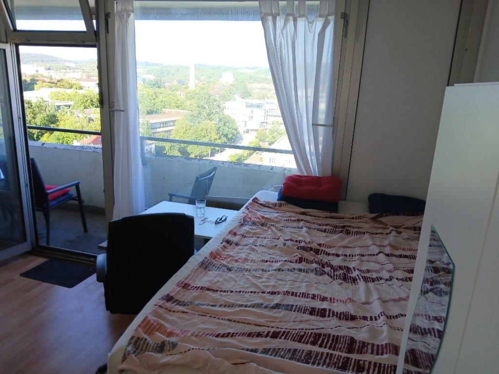 WG-Zimmer Innenstadt DIREKT NEBEN UNI, Weender Tor - 1,40m breites neues Bett in Komforthöhe
