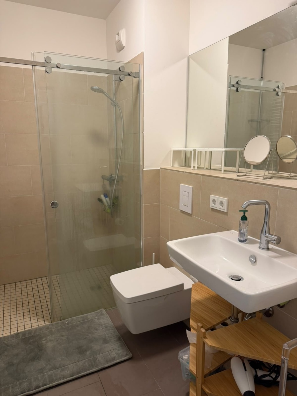 Wohnung Schöneberg Gotenstraße - Dusche mit Glasschiebetür und großer Spiegel
