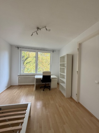 Anzeigenbild: Für Studenten  - Ab  1.11. 26 oder 1.12.26 oder 1.1.27  - Univiertel  / Nähe Bot. Garten - 1 ruhiges, helles Zimmer  in toller  4er WG mit Vollausstattung