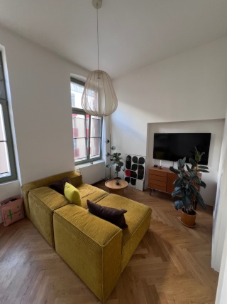 Stilvolles (Sanierter)-Altbau-Apartment auf Zeit – 1 Min. zur Bahn, komplett möbliert