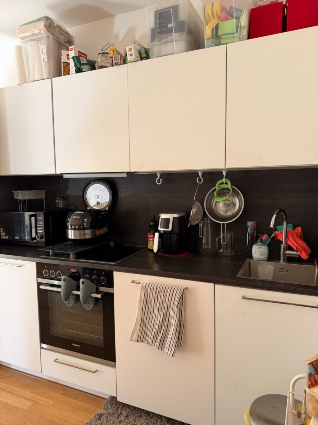 Wohnung Schöneberg Gotenstraße - Küchenzeile mit Kochfeld, Backofen und Spüle