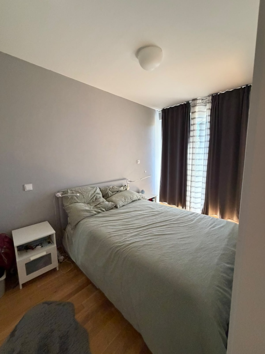 Wohnung Schöneberg Gotenstraße - Separates Schlafzimmer mit Doppelbett und bodentiefem Fenster