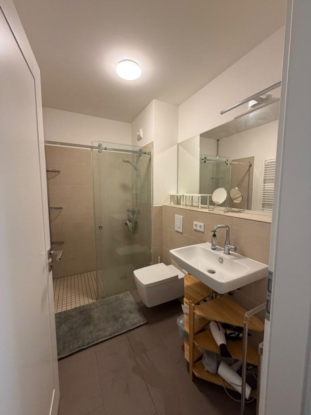 Wohnung Schöneberg Gotenstraße - Bad mit bodengleicher Dusche, WC und Waschbecken