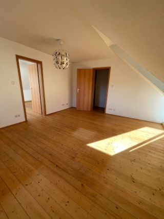 Helle 3-Zimmer-Altbauwohnung im Dachgeschoss – saniert, Holzdielen & Einbauküche