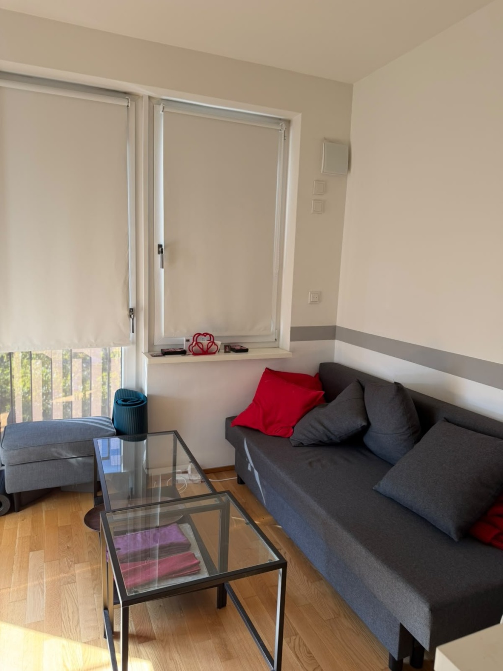 Wohnung Schöneberg Gotenstraße - Sitzecke am Fenster; Sofa, Hocker und Glastische können übernommen werden