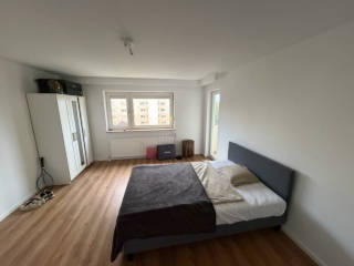 Helles, großzügiges WG-Zimmer in München-Bogenhausen – möbliert & mit Balkonzugang