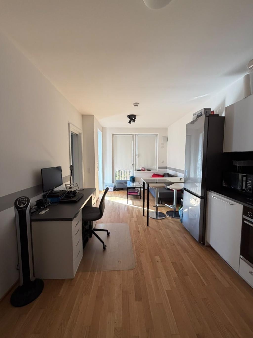 Wohnung Schöneberg Gotenstraße - Wohnraum mit offener Küche, Arbeitsplatz und Sitzecke