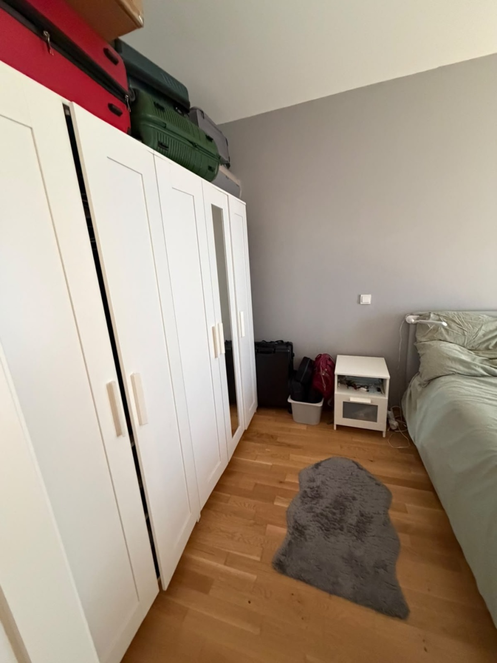 Wohnung Schöneberg Gotenstraße - Schlafzimmer; die zwei Kleiderschränke können übernommen werden