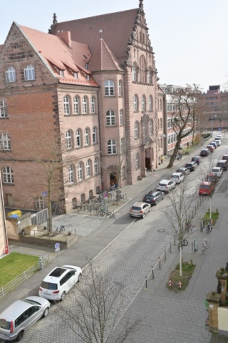 Innenstadtnah & ruhig in Maxfeld: 1 Wohnung, 3 Zimmer, 3 Einzelverträge – WG-Neugründung – Hauptmarkt 15 Min zu Fuß, U3 in 350 m, Stadtpark in 500 m – Kostensicherheit durch Wärmepumpe & PV-Strom inkl. Batteriespeicher – Einzug ab 1.11.2026 möglich