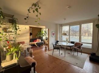 Bright & Cozy Apartment with Balcony in Berlin Mitte — photo 1