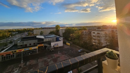 Anzeigenbild: Helle, möblierte 2-Zimmer-Wohnung mit Südbalkon zur Zwischenmiete vom 11.11.2026 bis zum 20.01.2027 verfügbar.