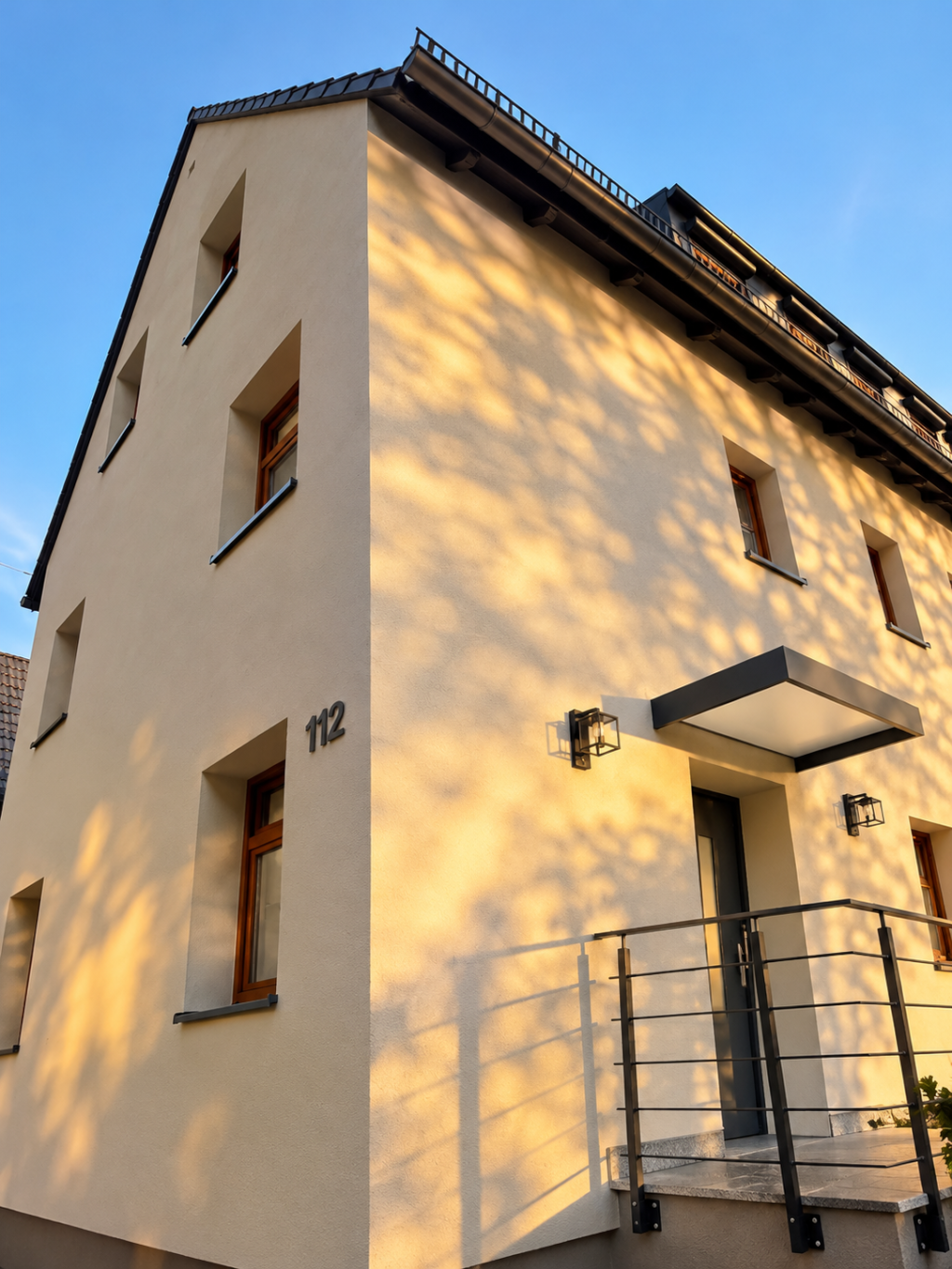 WG-Zimmer Berg am Laim Hansjakobstraße 112 - Hauseingang mit Keyless-Zutrittssystem