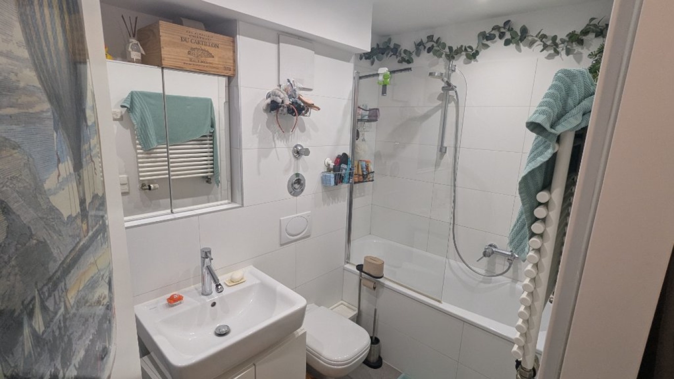 Wohnung Agnesviertel Krefelder Straße - Badezimmer mit Badewanne/Dusche