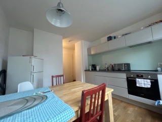 Mehr als die halbe Wohnung! Möbliertes Zimmer für coole Frau
