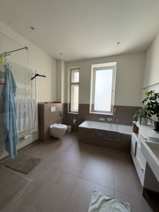 Helles 20m2 Zimmer in moderner 3er Altbau-WG - im Herzen von Schwabing!