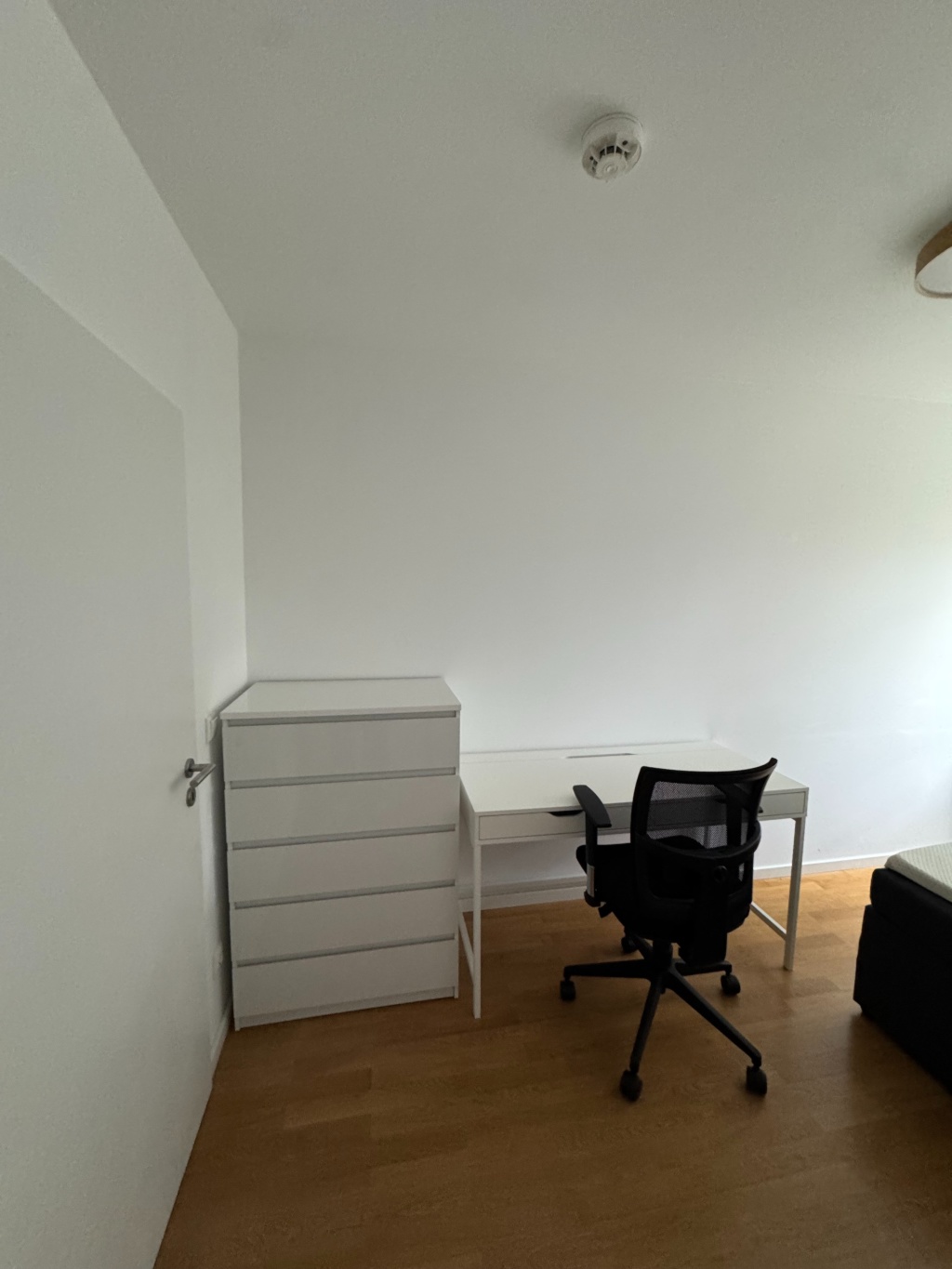 WG-Zimmer Hadern Karl-Witthalm-Straße 12 - Komode + Tisch