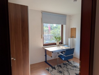 Möbeliertes Zimmer für Frau