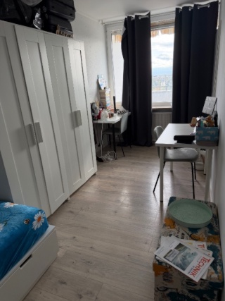Koffer auspacken & ankommen: Voll möbliertes Zimmer mit Balkon & Skyline-Blick (Bogenhausen) in herzlicher Mädels-WG ab 01.12