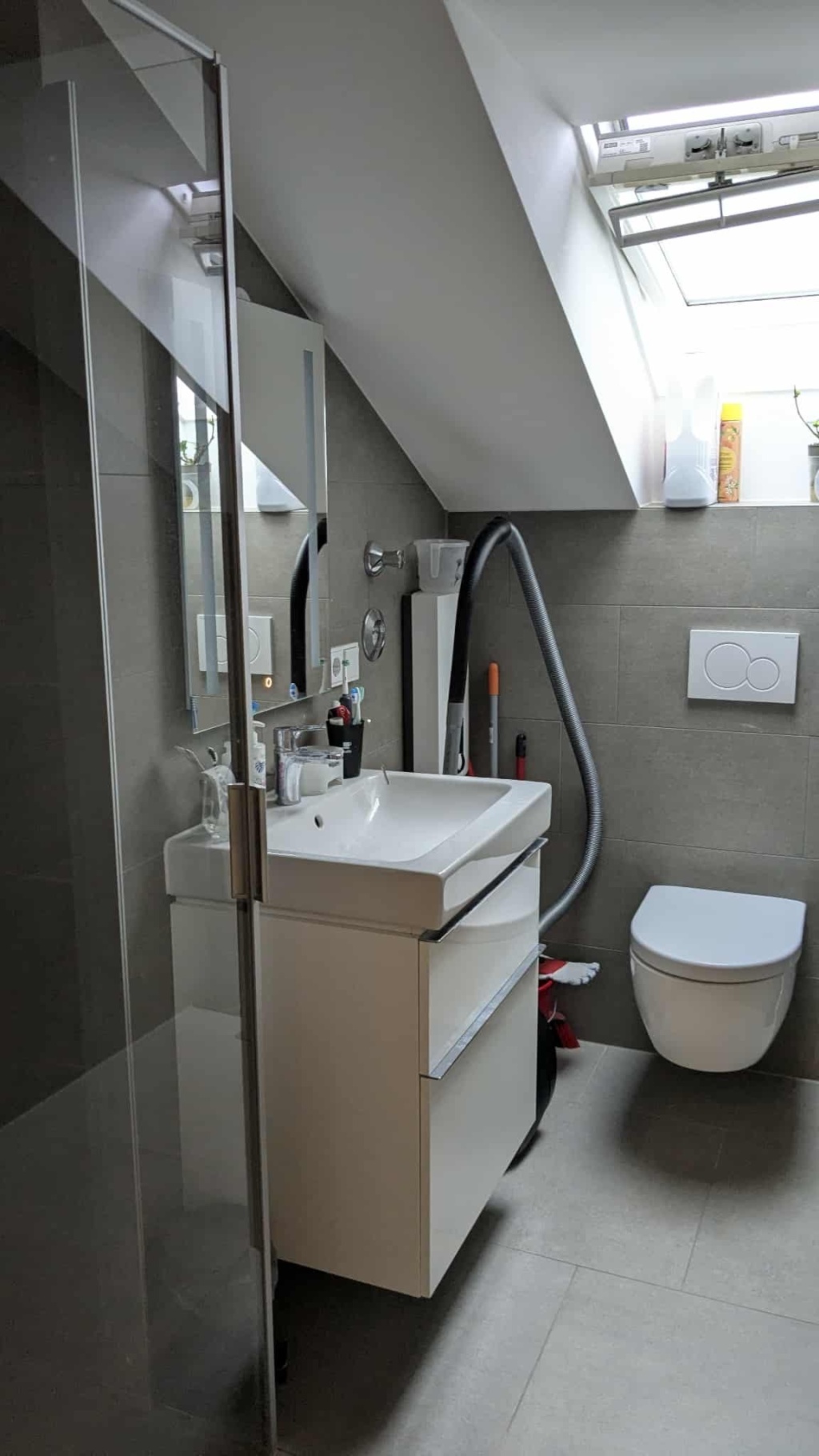 WG-Zimmer Laim Veit-Stoß-Str. 82 - Zweites Badezimmer mit Dusche und WC, inklusive Staubsauger
