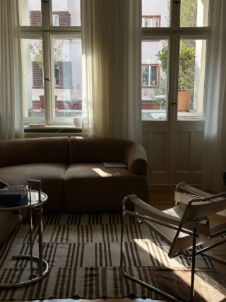 Stilvoll möbliert: 70 qm Altbau mit Dielen und Stuck, Prenzlauer Berg — photo 1