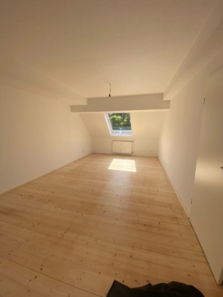 Anzeigenbild: Helle 1-Zimmer-Dachgeschosswohnung mit Holzboden und modernisiertem Innenbereich