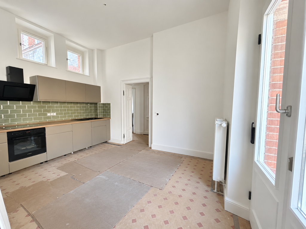 WG-Zimmer Nürnberg Sulzbacher Straße 45 - Küche mit Balkonzugang